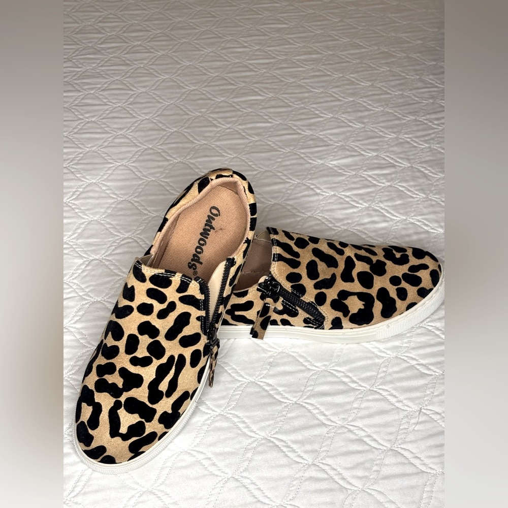 OUTWOODS  Animal-Print, Casual Sport Shoes
SIZE: 9